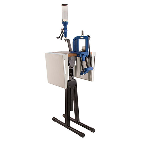 Frankford Arsenal® Platinum Series Reloading Stand är perfekt för begränsat utrymme med ett hopfällbart bord och ram, hållbar trädel och sidohyllor för verktyg.