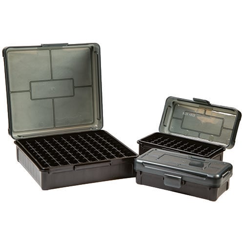 Frankford Arsenal Hinge-Top Ammo Box har en stark mekanisk plastgångjärn, kan öppnas helt, är stapelbar och har plats för ID-etikett. Finns i 50 och 100 rundor.