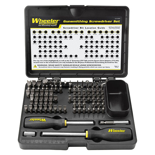 Wheeler Professional Gunsmithing Screwdriver Set innehåller 89 delar med specialbits för att enkelt hantera skruvar på alla typer av vapen, från moderna till antika.