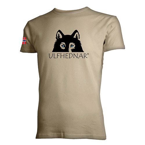 ULFHEDNAR T-shirt i bekväm bomull med en imponerande wolfslogo, perfekt för både användning och som ett komplement till Ulfhednars genomtänkta produkter.