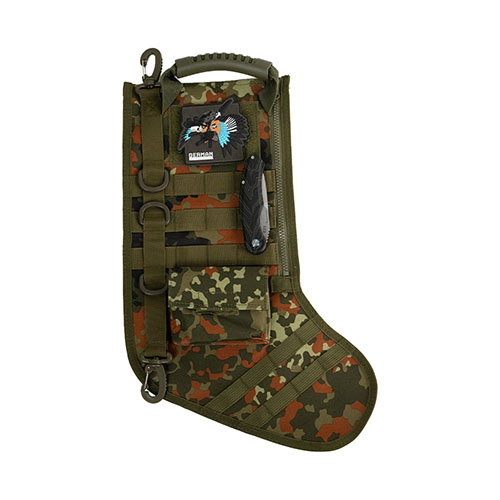 Tactical Christmas Stocking kombinerar slitstark design med MOLLE-system, externa fickor och stor volym för att hålla dina julklappar och utrustning säkra.