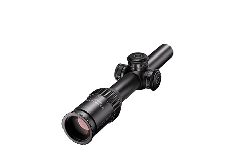 1–8x24 PM II ShortDot Dual CC erbjuder en mångsidig zoom för både nära och avlägsna mål, med hög precision och hållbar konstruktion för skytte i alla miljöer.