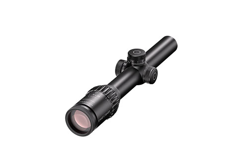 1–8x24 Exos TMR erbjuder en mångsidig zoomkapacitet med klar bild och snabb justering, perfekt för CQB och långdistansskytte. Hög kvalitet från Schmidt & Bender.