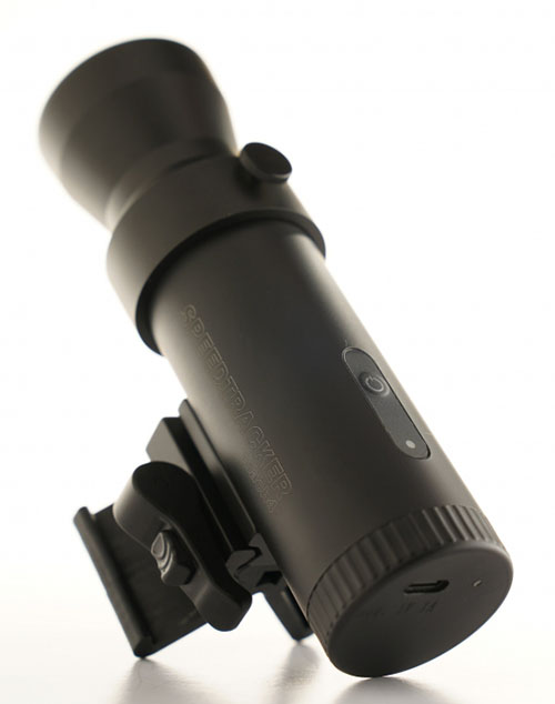 SPEEDTRACKER MACH IV erbjuder 3 meters mätning, Bluetooth för snabb dataöverföring, 4 timmars drift, och kompakt design för enkel montering på weaver rail.