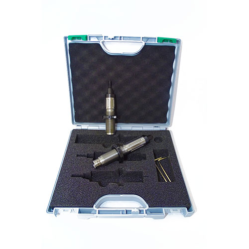 .308 Winchester Die Set från TRIEBEL, perfekt för precisionsskytte. Inkluderar full sizing die och Bench Rest Seater, levereras i premiumfodral.