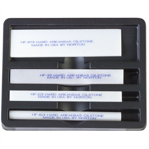 GUNSMITH'S PREMIUM ARKANSAS STONE FILE SET erbjuder fyra högkvalitativa stenar för noggrant arbete med avtryckare och lås, med skarpa och raka kanter.