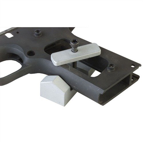 Få perfekta diamanter på frontstrapen med vår 1911 Checkering Guide, som ger en stabil vägledning för korrekt inledande av checkeringlinjer.