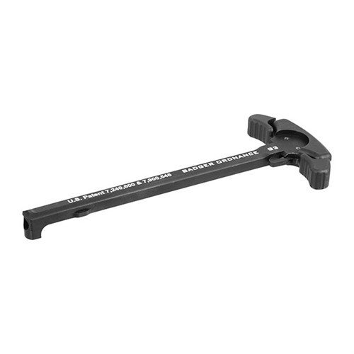 Badger Ordnance 5.56 Gen 3 Ambidextrous Charging Handle har en överdimensionerad design för enklare manövrering och kan användas med både finger och handflata.