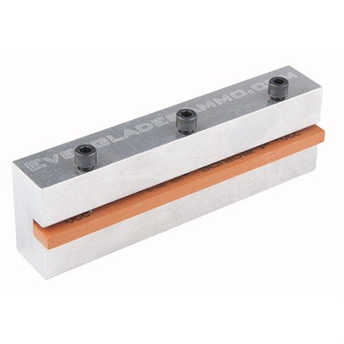 1911 FRAME RAIL STONING TOOL från EVERGLADES AMMO ger precis kontroll för att slipa eller sandpappra ramspåren till slutdimensioner, med en 320 grit sten.