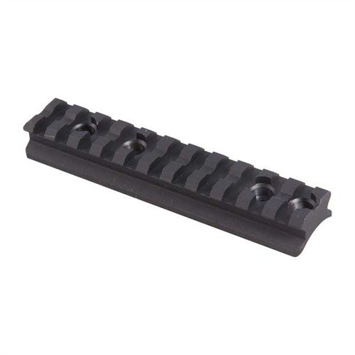 En robust Picatinny rail i 6061-T6 aluminium för att montera optik och taktiska sikten på Mossberg, Remington och Benelli, med låg profil och enkel installation.