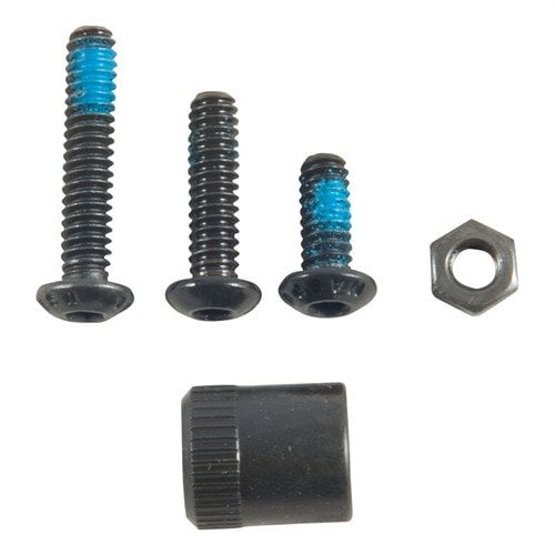 Magpul Sling Mount Kit – TYPE 1 är tillverkad av kraftig svart fosfaterad stål och anpassar MOE-gevärsstockar för QD-sling svivel. Monteringsutrustning ingår.