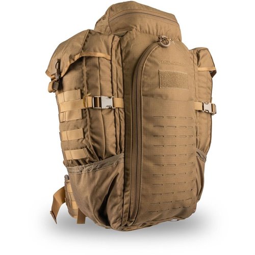 Eberlestock Halftrack Pack erbjuder 2150 kubiktum lagringsutrymme, 6 liter vattenlagring och MOLLE-kompatibla fästen för en bekväm och funktionell upplevelse.
