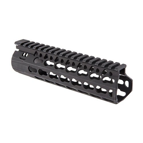 Bravo Companys BCM KMR Alpha Handguard erbjuder en lätt och robust konstruktion med KeyMod™-luckor för enkel montering av tillbehör och bättre precision.