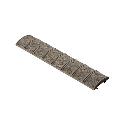 Tålig polymer täckning för Picatinny-skenor som skyddar handen och skenorna, förbättrar greppet och ger möjlighet att enkelt anpassa tillbehör.