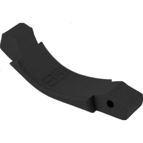 B5 SYSTEMS AR-15 Trigger Guard är en uppgradering med större profil för användning med handskar, behåller swing down-funktionen och har en set screw-fästning.
