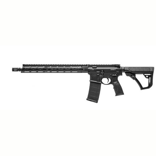 Daniel Defense V7 erbjuder M-LOK® fäste, 16" kallhamrad pipa, förbättrad flash suppressor och ett lätt, ergonomiskt handskydd för optimal prestanda.