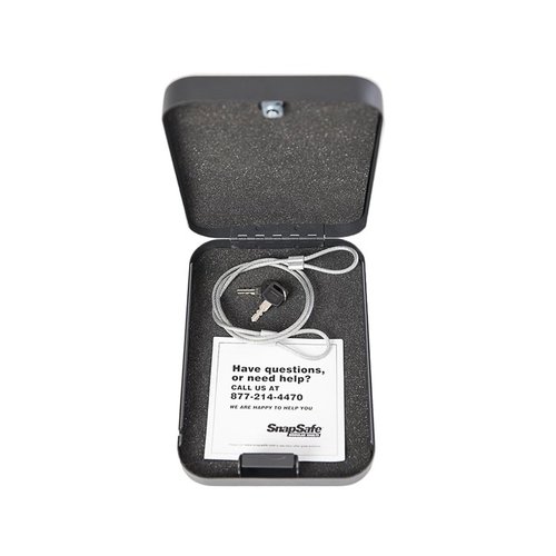 Håll dina handeldvapen säkra med Snap Safe Låsboxen! 🔒 Den robusta designen och kraftiga stålkabeln gör den perfekt för hemmet eller resan.