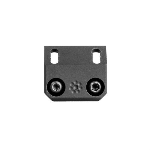 Arisaka Offset Scout Mount är perfekt för att montera en Scout-lampa i 45 graders vinkel, med låg profil och tre laterala positioner för optimal anpassning.