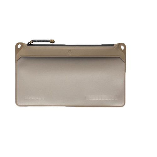 Magpul DAKA Medium Window Pouch erbjuder hållbar organisation med RF svetsade sömmar, YKK AquaGuard® dragkedja och en praktisk genomskinlig fönster för enkel åtkomst.