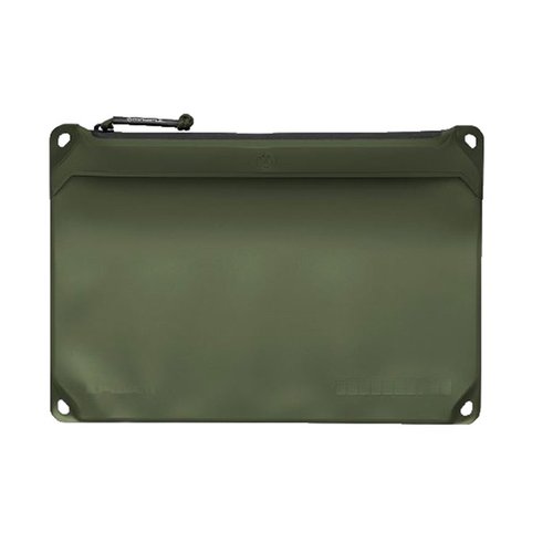 Magpul DAKA Pouch erbjuder hållbar organisation med RF svetsade sömmar, YKK AquaGuard® dragkedja och ett fönster för enkel åtkomst, perfekt för utomhusäventyr.
