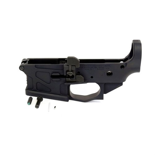 American Defense ADM UIC Lower Receiver erbjuder en ambidextrous design, förstärkt magwell, och en Teflon-impregnerad yta för ökad hållbarhet och prestanda.