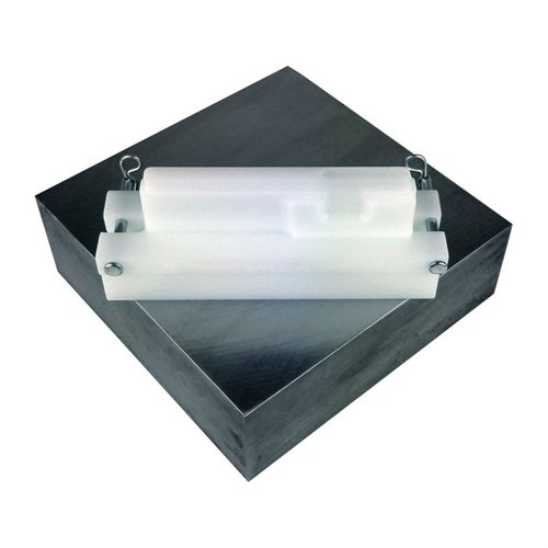 Obsidian Arms upper receiver vise block är tillverkad av HDPE och passar alla standard AR-15 upper receivers, skyddar mot skador och inkluderar låsande pinnar.