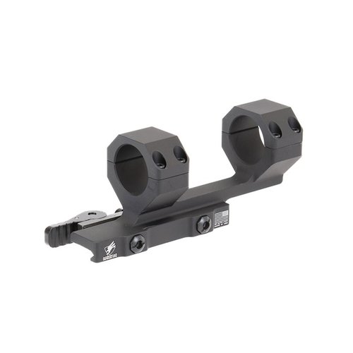 Delta Cantilever Scope Mount ger ökad ögonavstånd och flexibilitet för tillbehör, är lätt och stark i 6061-T6 aluminium, med QD Auto Lock för säker montering.
