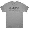 Magpul GO BANG T-SHIRT i atletisk passform av 60% ring-spun cotton och 40% polyester, med bekväm krage och hållbar sömnad, tryckt i USA.