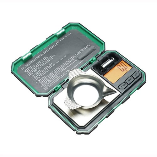 RCBS Pocket Scale är perfekt för handladdare som söker en prisvärd och hållbar våg med 1500 grains kapacitet och 0.10 grains noggrannhet, lättläst display och inkluderade batterier.