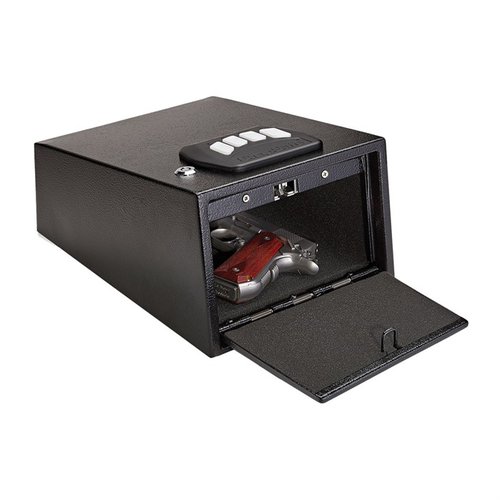 ONE-GUN KEYPAD VAULT erbjuder snabb åtkomst med en fjädrad dörr, säkerhet med programmerbar kod, och skyddande skumfoder för dina värdesaker.