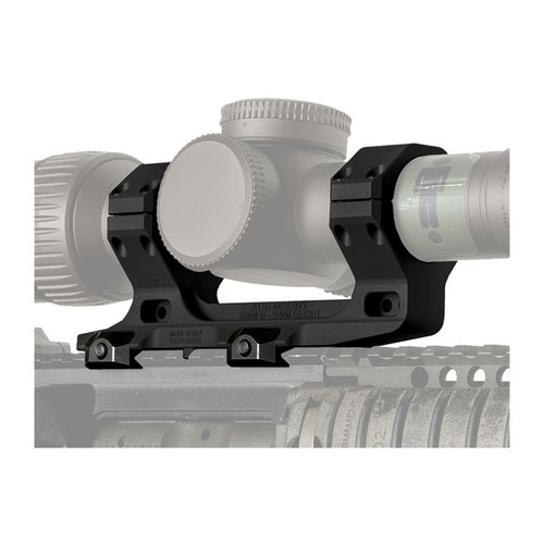 AUS Optic Mount från Reptilia erbjuder en lågprofil design, tillverkad av 7075-T6 aluminium med hårdanodisering, kompatibel med M1913 Picatinny rail och ROF-linjen.
