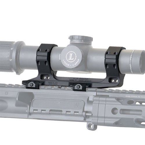 AUS Optic Mount är tillverkad av 7075-T6 aluminium, har en lågprofil design och fästs enkelt på M1913 Picatinny rail med en säker klämma.