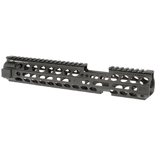 TWO PIECE EXTENDED HANDGUARDS från Midwest Industries erbjuder en lätt och solid konstruktion, monolitisk toppskena och fem QD-fästen för enkel montering av tillbehör.