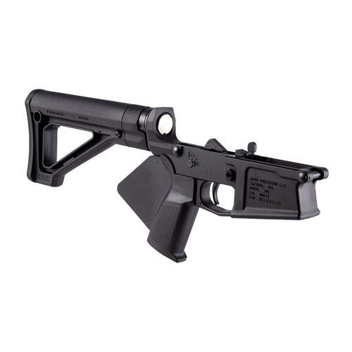 Aero Precision M5 Featureless Lower är komplett med Strike Industries Simple Featureless Grip och Magpul MOE Fixed Carbine Stock, perfekt för laglig användning i Kalifornien.
