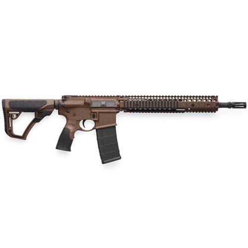 Daniel Defense M4A1 Mil Spec+ 5.56 Pinned 14.5" Carbine Gas erbjuder överlägsen precision, hållbarhet och pålitlighet för både sportskytte och taktiska situationer.