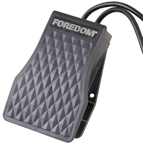 FCT-1 fotpedal ger smidig och exakt hastighetskontroll för Foredom verktyg, vilket frigör händerna för ditt projekt. Hållbar plast och pålitlig elektronik.