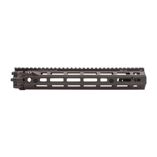 Daniel Defense RIS III Rail erbjuder en lätt och mångsidig design med M-LOK fästen, fri svävande pipdesign och robust konstruktion av flygplansaluminium.