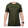 Magpul GO BANG PARTS CVC T-SHIRT i olivgrön heather är en bekväm t-shirt i en hållbar bomulls-polyesterblandning, perfekt för alla som älskar skjutning.