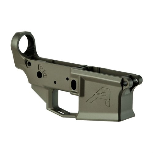 Aero Precision M4E1 Stripped Lower Receiver erbjuder styrka, lätt vikt, en flarad magwell för snabba magasinbyten och integrerat avtryckarskydd för ökad hållbarhet.
