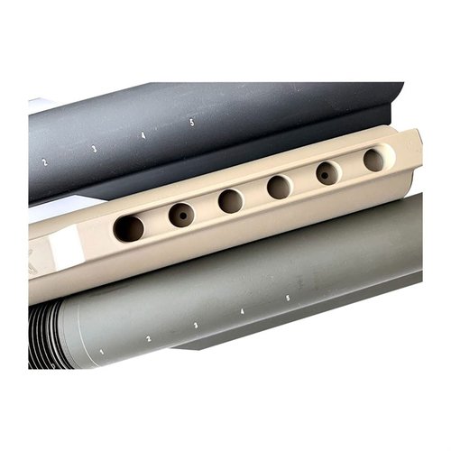 REF är en karbin receiver extension med 6 positioner, tillverkad av 7075 aluminium, med extra dräneringshål och lasergraverade positionsindikatorer.