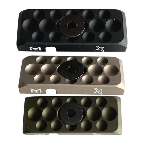 M-LOK Cable Management Panel skyddar och styr kablar underifrån, är tillverkad av 6061 aluminium och möjliggör säker intern kabelföring utan friktion.