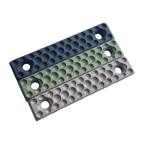 M-LOK Cable Management Panel skyddar och styr kablar underifrån, med säker inre routing och plats för kablar upp till 0.140