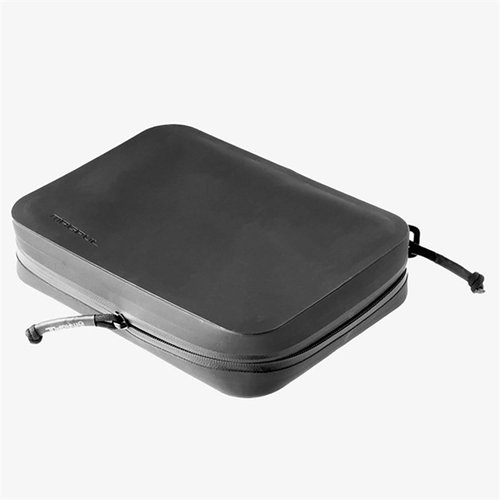 MAGPUL DAKA Large Utility Organizer är en hållbar och väderbeständig väska med flera fack, perfekt för att skydda och organisera din utrustning.