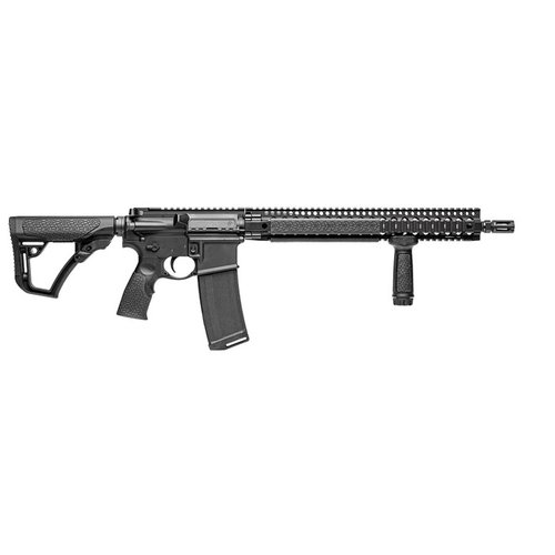 DDM4 V9 är en mångsidig AR15-rifle med 16" pipa, mid-length gas system och 15" Picatinny rail för enkel montering av tillbehör och optimal precision.