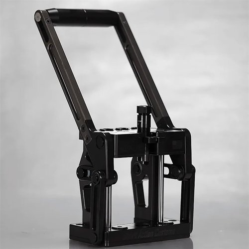 Nexus Press erbjuder en innovativ lösning för omgångsprocessen med ett flytande shell holder-system och konsekvent cam over, vilket eliminerar sizing-problem.