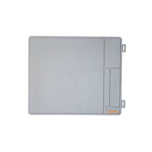 Skydda din pistol och arbetsbänk med Lyman Armorer's Mat. Den kemikalieresistenta ytan har förvaringsfack som håller delar organiserade och säkra.