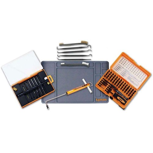 Essential Gunsmithing Kit från Lyman innehåller allt du behöver för vapenunderhåll, inklusive en skyddande matta, hammare, verktygssats och mätinstrument.