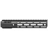 Aero Precision MOD 4 handguard i 6061-T6 aluminium erbjuder robust konstruktion, M-LOK™ fästen, och förenklad installation för AR-15 utan att kompromissa med prestanda.