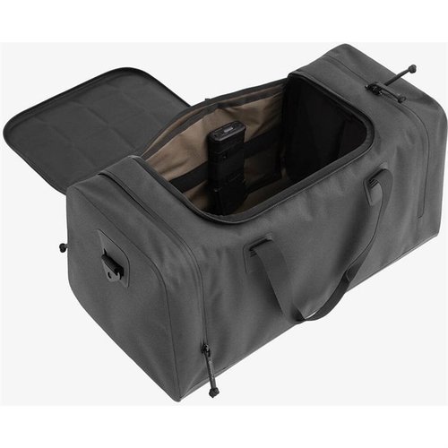 MAGPUL DAKA RANGE BAG 40L är en robust och väderbeständig väska med flera fack för utrustning, inklusive plats för upp till 8 magasin och ergonomiska bärhandtag.