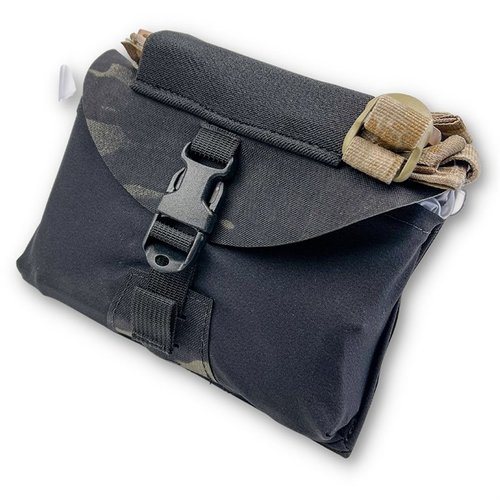 GBRS Group IFAS Individual First Aid System Pouch erbjuder snabb åtkomst, MOLLE-kompatibilitet och en integrerad tourniquet-hållare för effektiv medicinsk utrustning.
